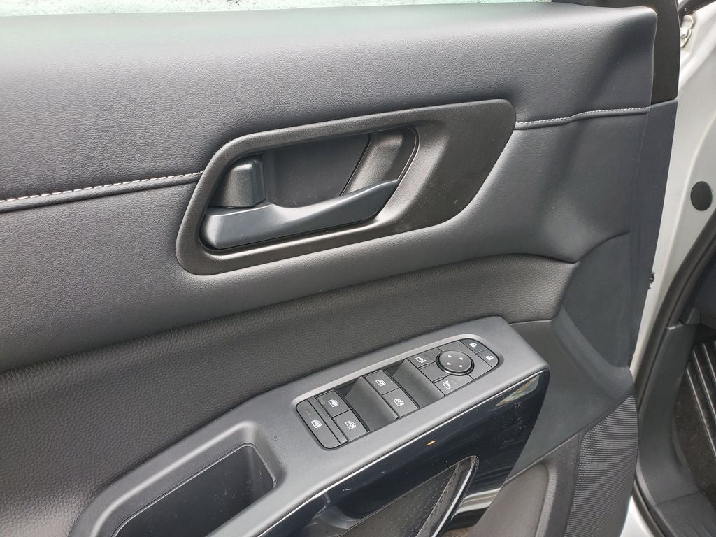 2025 Nissan Pathfinder S