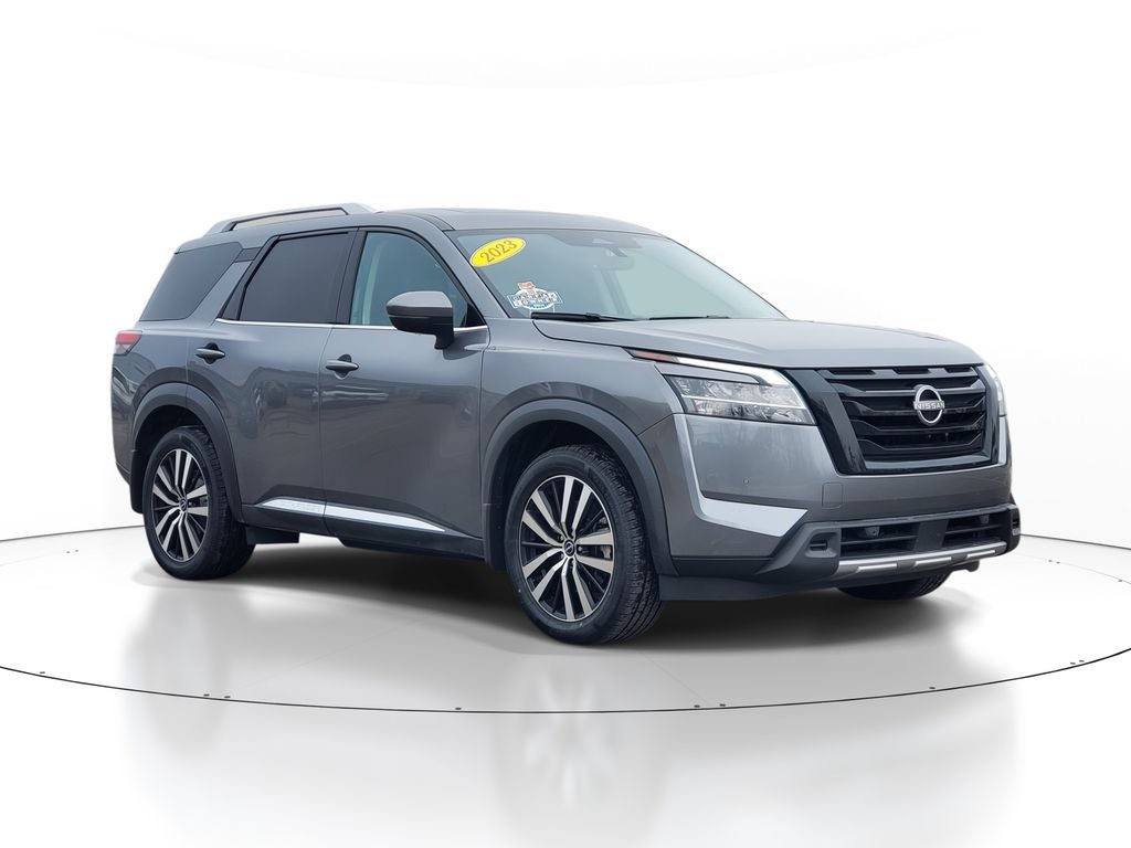 2023 Nissan Pathfinder Platinum w/ CAPTAINS CHAIRS