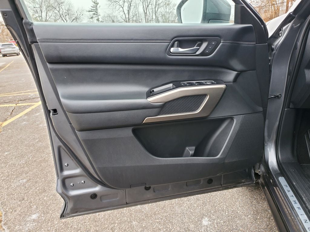 2023 Nissan Pathfinder Platinum w/ CAPTAINS CHAIRS